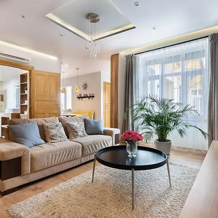 Cozy, 2 Bedrooms Next To New York Cafe Apartamento